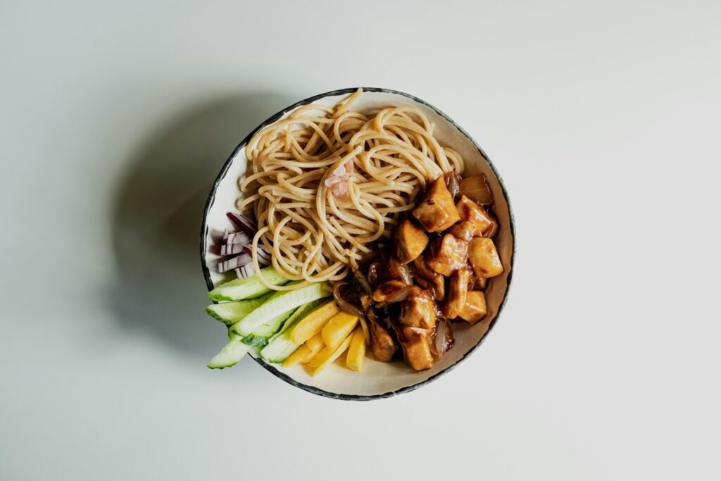 Assiette de pâtes, poulet et légumes, calibrée pour une perte de poids