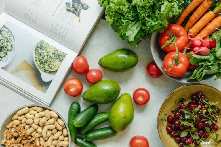 livre de recette avec des légumes autour, suivi de la diet
