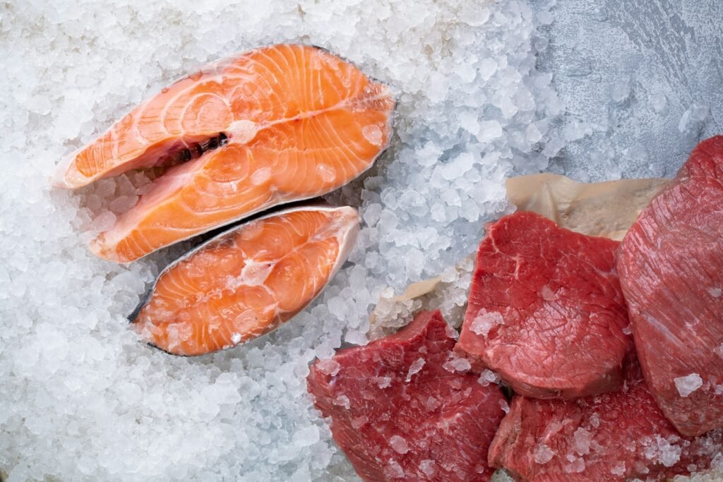 Poisson et viande disposés dans la glace