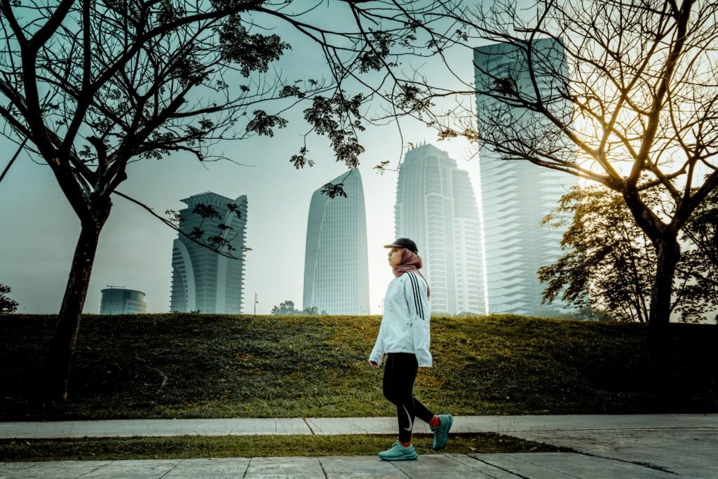Femme qui marche en ville, illustration du déficit calorique chez la femme